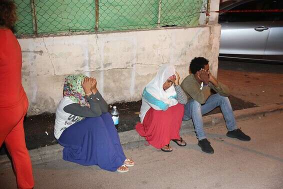 שכנים המומים בזירת הרצח // צילום: יהושע יוסף